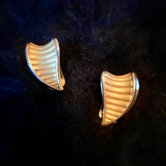 Vintage 80s chunky gold clip on earrings - Picture 2 of 4